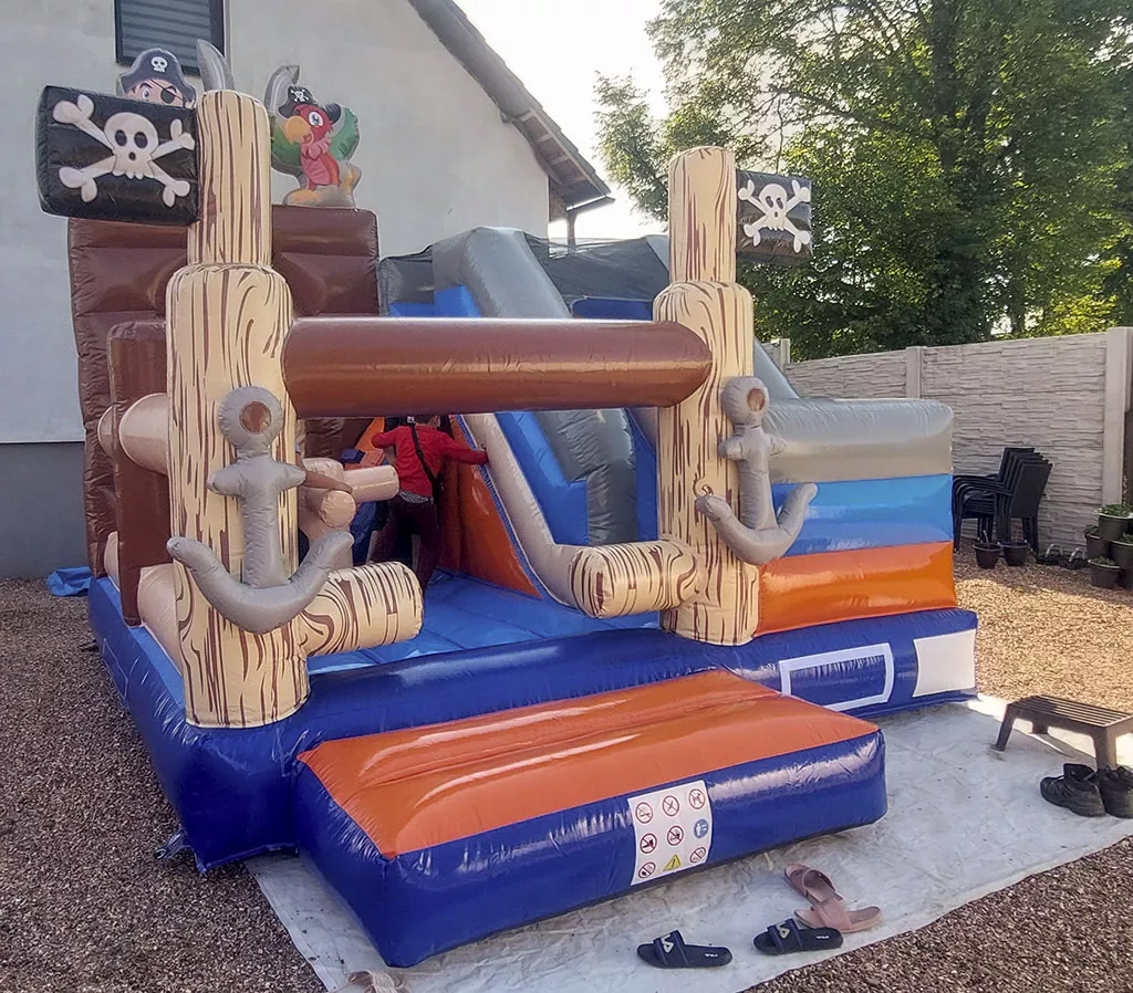 Skákací hrad Pirát se skluzavkou